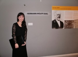 ベルリン・フィルハーモニー内、博士論文のテーマであるヘルマン・ヴォルフの名を冠するホールの前で